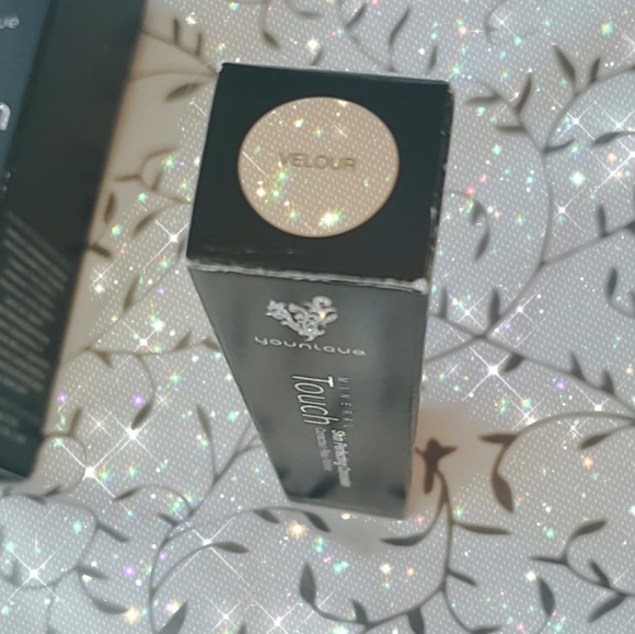 Skin perfecting concealer (velour) NIB - Picture 2 of 2